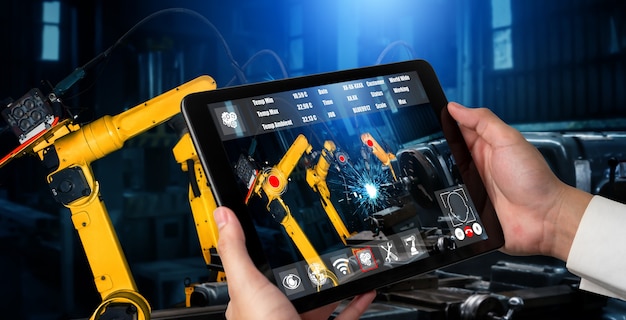 Ingenieur steuert roboterarme durch augmented-reality-industrietechnologie