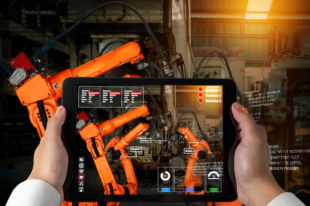 Ingenieur steuert Roboterarme durch Augmented-Reality-Industrietechnologie