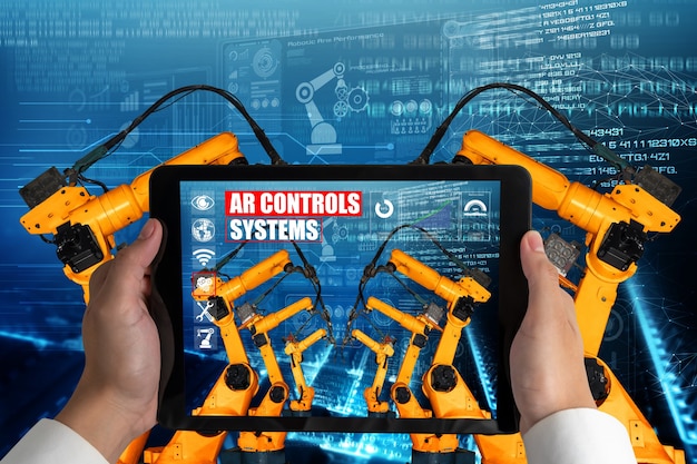 Ingenieur steuert roboterarme durch augmented-reality-industrietechnologie