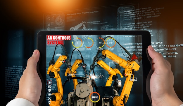 Ingenieur steuert Roboterarme durch Augmented-Reality-Industrietechnologie