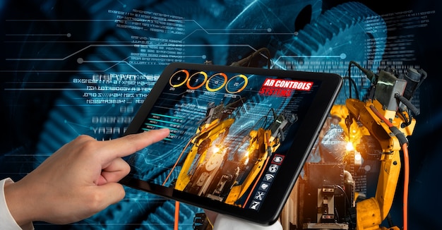 Ingenieur steuert Roboterarme durch Augmented-Reality-Industrietechnologie