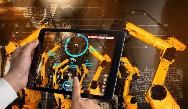 Ingenieur steuert Roboterarme durch Augmented-Reality-Industrietechnologie