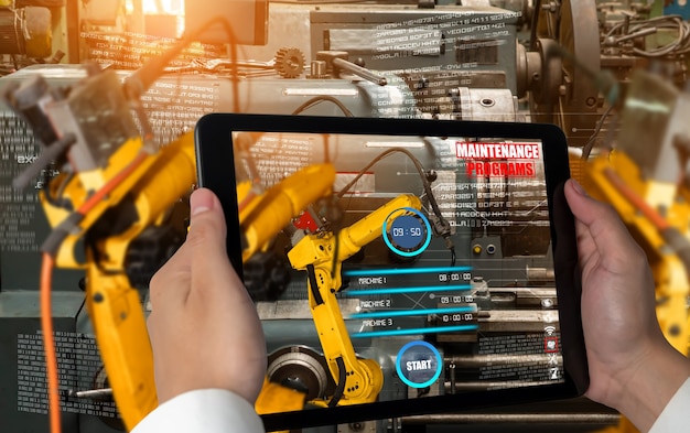 Ingenieur steuert Roboterarme durch Augmented-Reality-Industrietechnologie