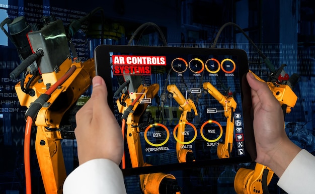 Ingenieur steuert Roboterarme durch Augmented-Reality-Industrietechnologie