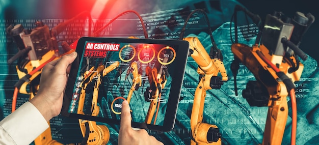 Ingenieur steuert Roboterarme durch Technologie der Augmented-Reality-Industrie