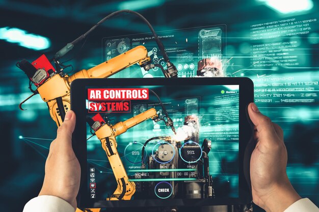 Ingenieur steuert Roboterarme durch Technologie der Augmented-Reality-Industrie