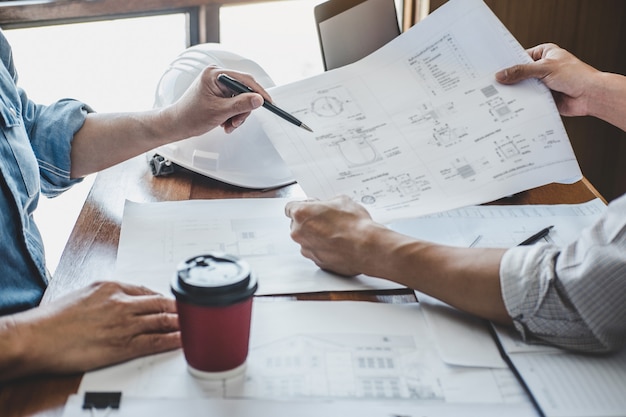 Ingenieur-teamwork-meeting, zeichnen, das an einem blaupausen-meeting für ein projekt arbeitet, das mit einem partner an modellbau- und engineering-tools auf der baustelle, im bau- und strukturkonzept zusammenarbeitet.