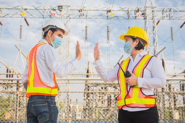 Ingenieur Teamwork schütteln die Hand keine Berührung und tragen eine medizinische Maske zum Schutz des Coronavirus covid19