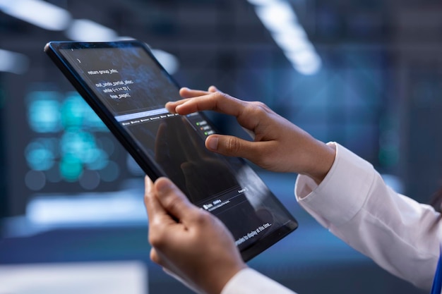 Ingenieur überprüft den Wiederherstellungsplan für das Tabletsystem und überwacht die Energie des Rechenzentrums