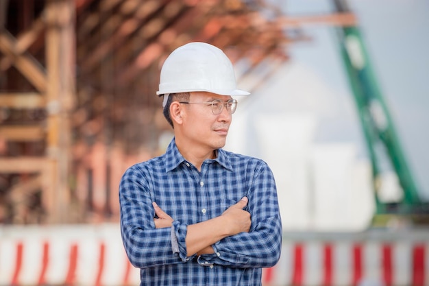 Ingenieur überprüft Projekt auf der Baustelle der Infrastruktur