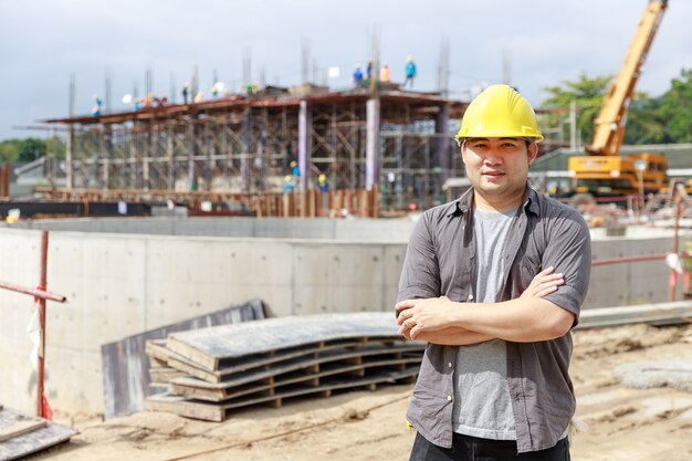 Ingenieur und Architekt arbeiten auf der Baustelle