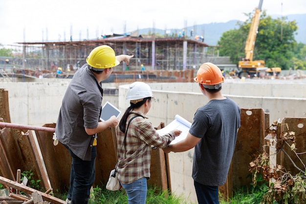 Ingenieur und Architekt arbeiten auf der Baustelle