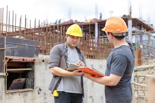 Ingenieur und architekt arbeiten auf der baustelle