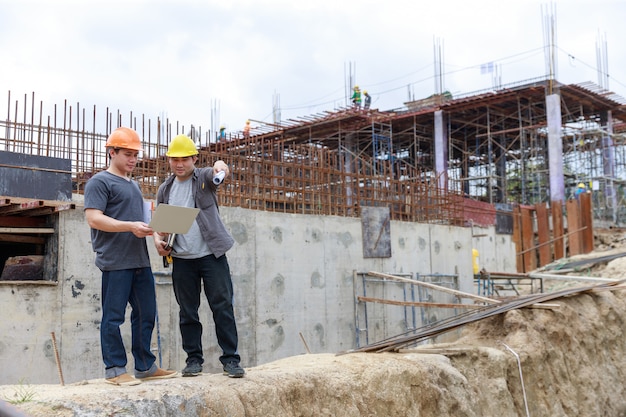 Ingenieur und Architekt arbeiten auf der Baustelle