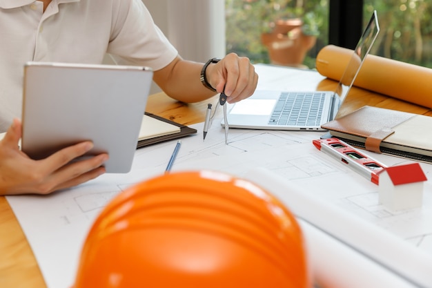 Foto ingenieur- und architektenkonzept, ingenieur-architekten und innenarchitekt, die mit blaupausen arbeiten