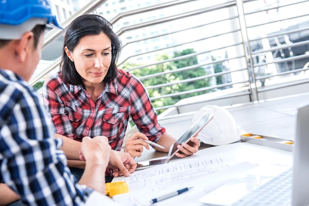 ingenieur und teamwork, treffen für erfolgreichen projekthochbau