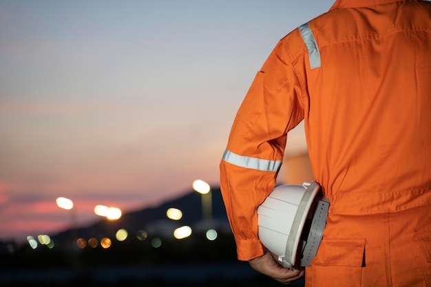 Foto ingenieur und unscharfer raffinerieölhintergrund