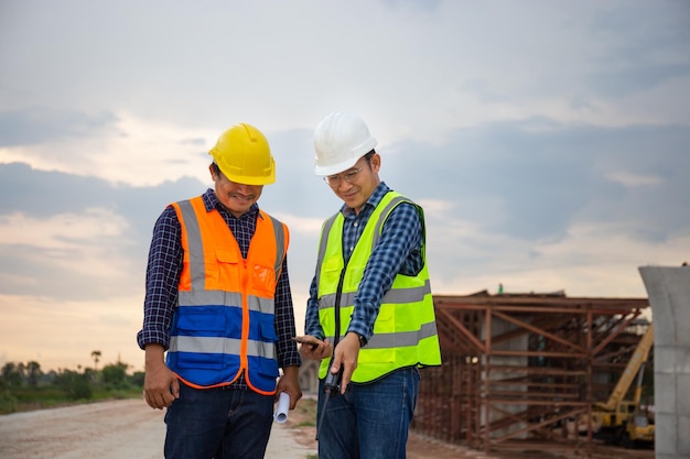 Ingenieur und Vorarbeiter prüfen Projekt auf Baustellen, Teamwork-Konzepte