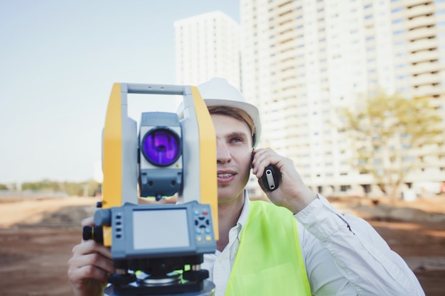 Ingenieur Vermesser mit Radio