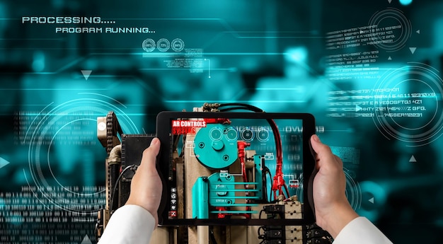 Ingenieur verwendet Augmented-Reality-Software in der Produktionslinie einer intelligenten Fabrik