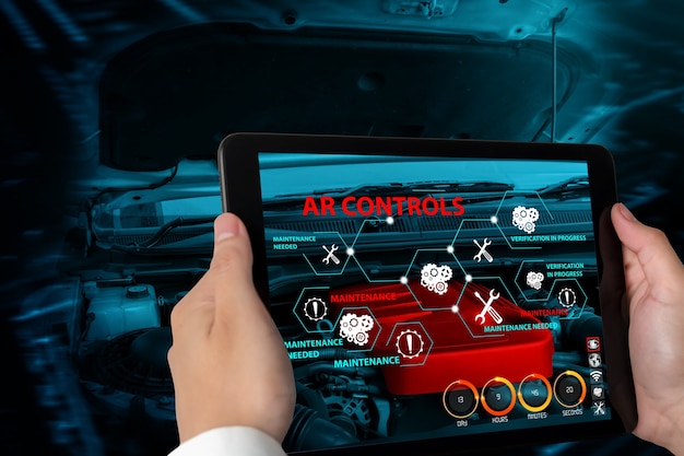 Ingenieur verwendet Augmented-Reality-Software, um Teile von Autofahrzeugen zu überwachen