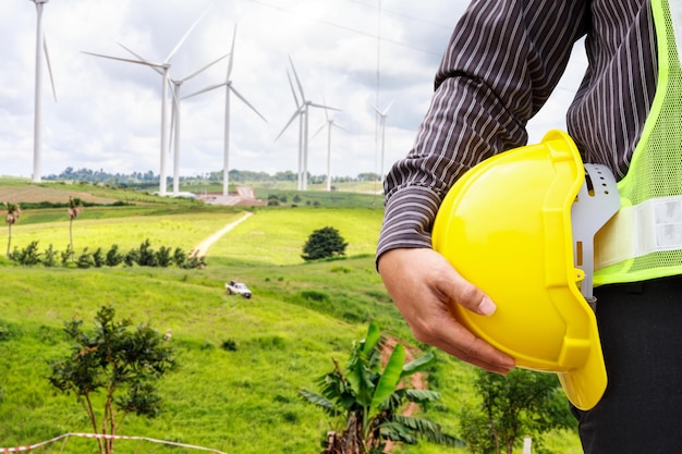 Ingenieurarbeiter auf der Baustelle des Windturbinenkraftwerks