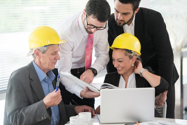 Ingenieurbüro mit den älteren und jungen Architekten, die an neuem Projekt arbeiten