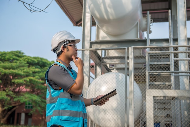 Ingenieure arbeiten am Arbeitsplatz, um den Zeitplan für die vorbeugende Wartung von flüssigem Helium zu überprüfen