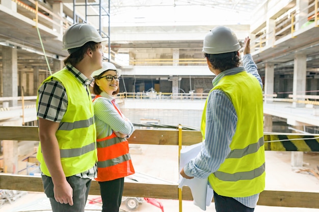 Ingenieure, Bauherren, Architekten auf der Baustelle