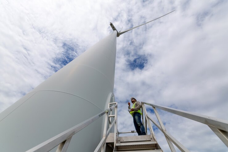 Ingenieure begutachten derzeit die Pläne für den Bau von Windkraftanlagen.