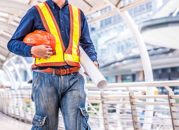 Ingenieure bereiten sich auf den Job mit Orange Helmet und Blue Print vor.