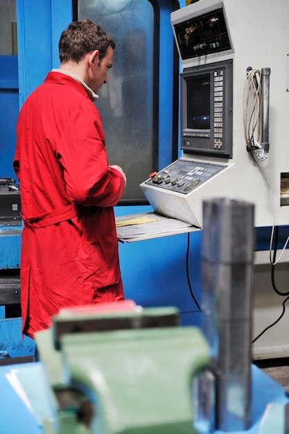 Ingenieure, die Industrie mit großen modernen Computermaschinen herstellen