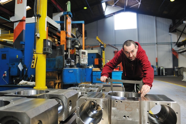 Ingenieure Fertigungsindustrie mit großen modernen Computermaschinen in der Firmenhalle