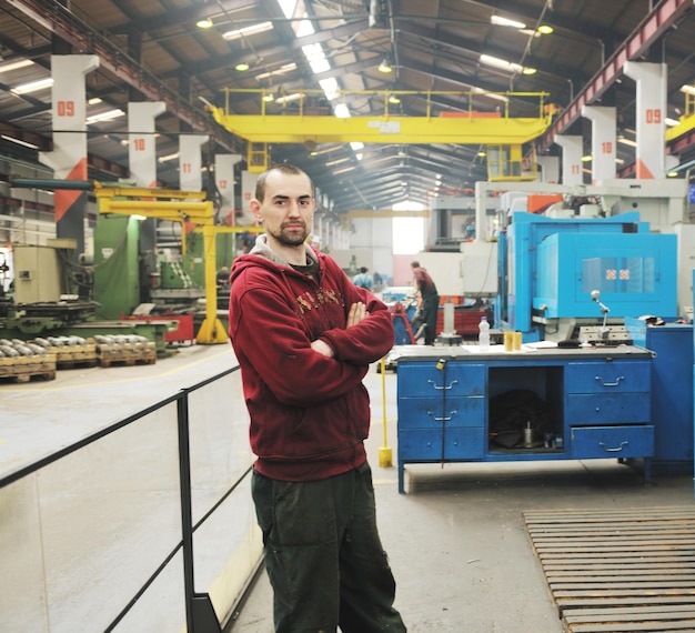 Ingenieure Fertigungsindustrie mit großen modernen Computermaschinen in der Firmenhalle