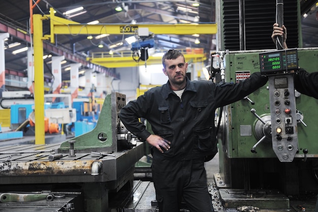 Ingenieure Fertigungsindustrie mit großen modernen Computermaschinen in der Firmenhalle