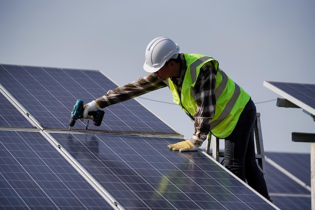 Ingenieure für Solarzellentechnologie untersuchen die Installation von Solarzellen und die Reparatur von Solarzellen auf dem Konzept für erneuerbare Energien auf dem Fabrikdach