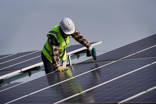 Ingenieure für Solarzellentechnologie untersuchen die Installation von Solarzellen und die Reparatur von Solarzellen auf dem Konzept für erneuerbare Energien auf dem Fabrikdach