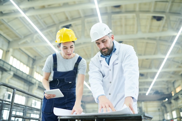 Ingenieure im modernen Werk