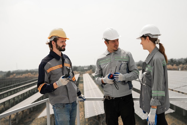 Ingenieure inspizieren den Bau eines Solarmoduls auf dem Dach eines Solarparks mit einem Energiespeichersystem, das von der Super Energy Corporation betrieben wird. Arbeiter versammelten sich, um Photovoltaik-Zellenmodule zu testen