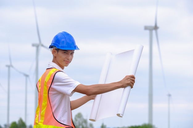 Ingenieure schauen sich Blaupausen für saubere Energie-Windturbinenprojekte zur Stromerzeugung an.
