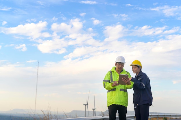 Ingenieure tragen einen Schutzhelm auf dem Kopf und verwenden technische Daten von Tablet Analytics.