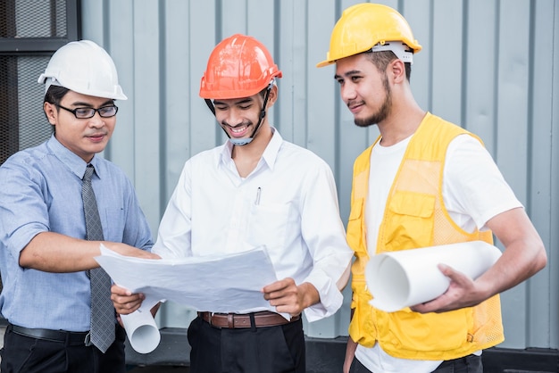 Ingenieure und Teamwork, Treffen für erfolgreichen Projektaufbau