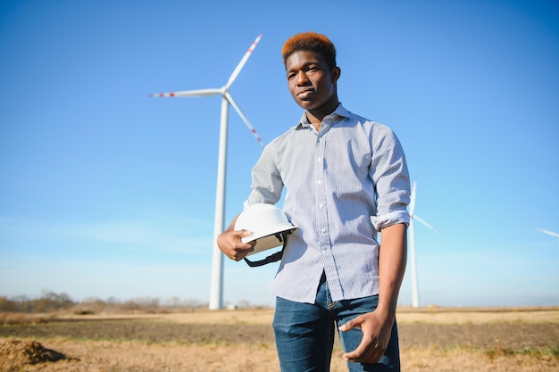 Ingenieure untersuchen die Windkraftanlage.