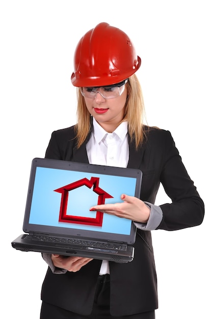 ingenieurfrau im helm, der laptop mit rotem haussymbol hält
