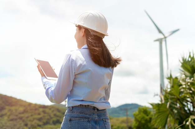 Ingenieurin, die am Meer arbeitet und einen Schutzhelm trägt