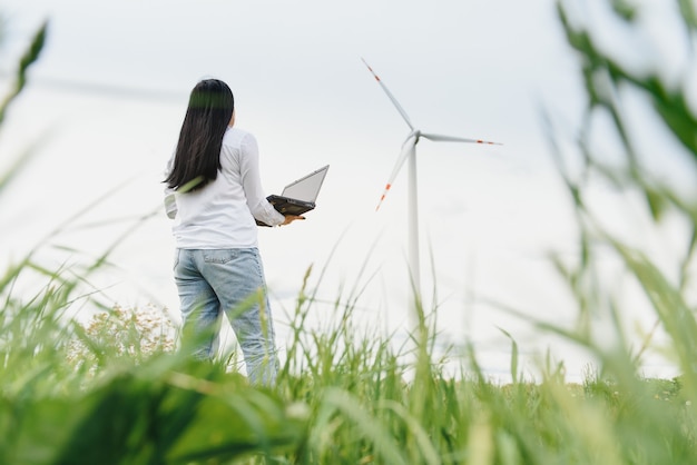 Ingenieurin im Windkraftpark arbeitet am Laptop