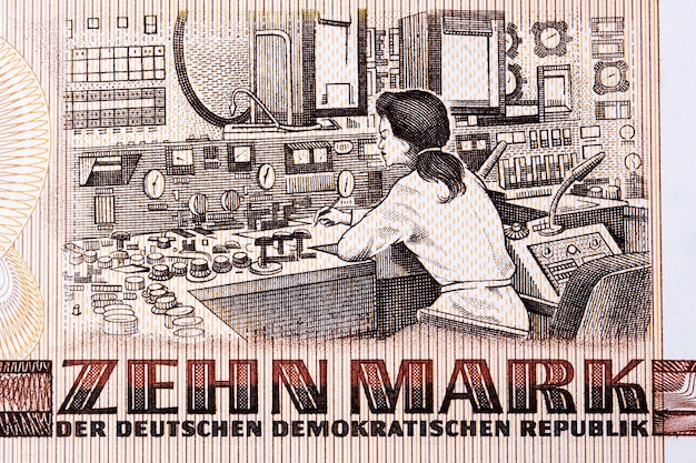 Ingenieurin sitzt an einem Leitstand im Kernkraftwerk Rheinsberg von DDR-Geldern