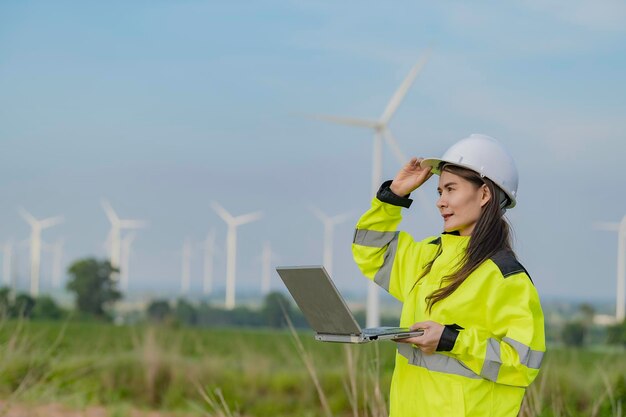 Ingenieurinnen arbeiten und halten den Bericht in der Stromgeneratorstation des Windturbinenparks auf den Menschen in den Bergen Thailands