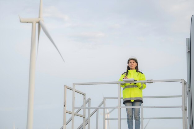 Ingenieurinnen arbeiten und halten den Bericht in der Stromgeneratorstation des Windturbinenparks auf den Menschen in den Bergen Thailands