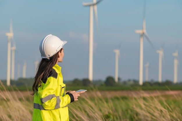 Ingenieurinnen arbeiten und halten den Bericht in der Stromgeneratorstation des Windturbinenparks auf den Menschen in den Bergen Thailands